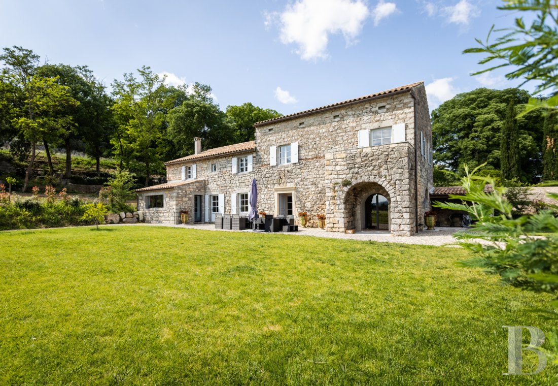 A former 17th-century farmhouse in the shadow of a chateau, in Saint-Alban-Auriolles in the Ardèche - photo  n°3